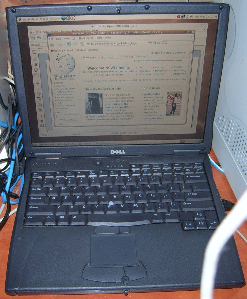 Ordinateur portable affichant un devis et un suivi de projet en ligne
