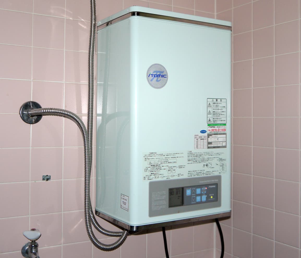 Chauffe-eau moderne installé dans un sous-sol propre