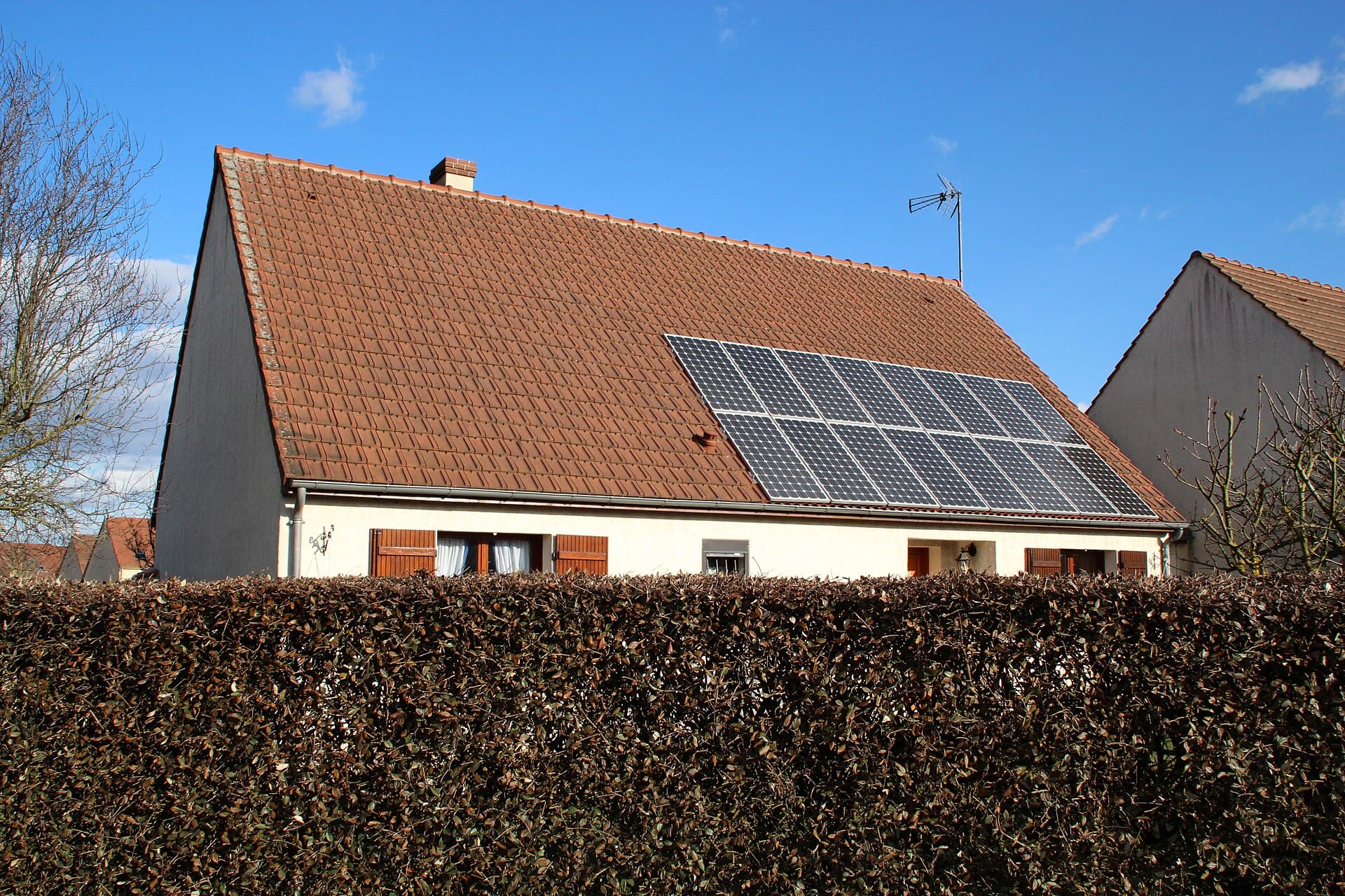 Maison écoénergétique avec panneaux solaires sous un ciel clair