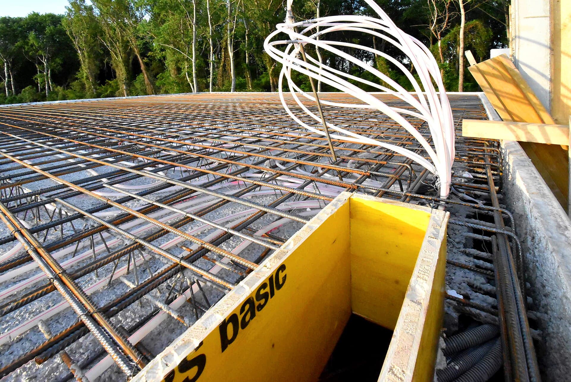 Tubes de plancher chauffant hydronique posés avant la coulée de béton